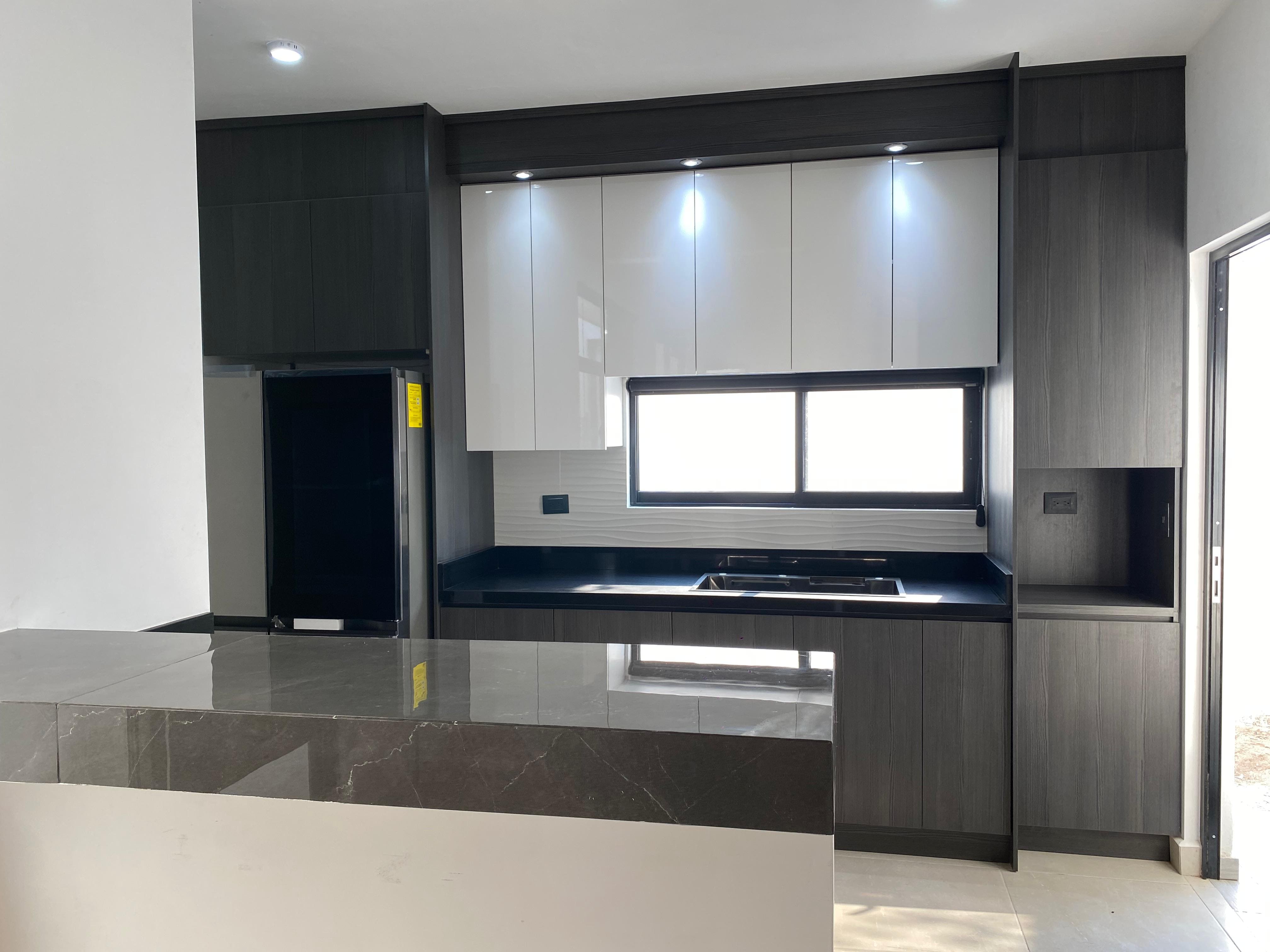 Cocina integral moderna color blanco y gris en Monterrey