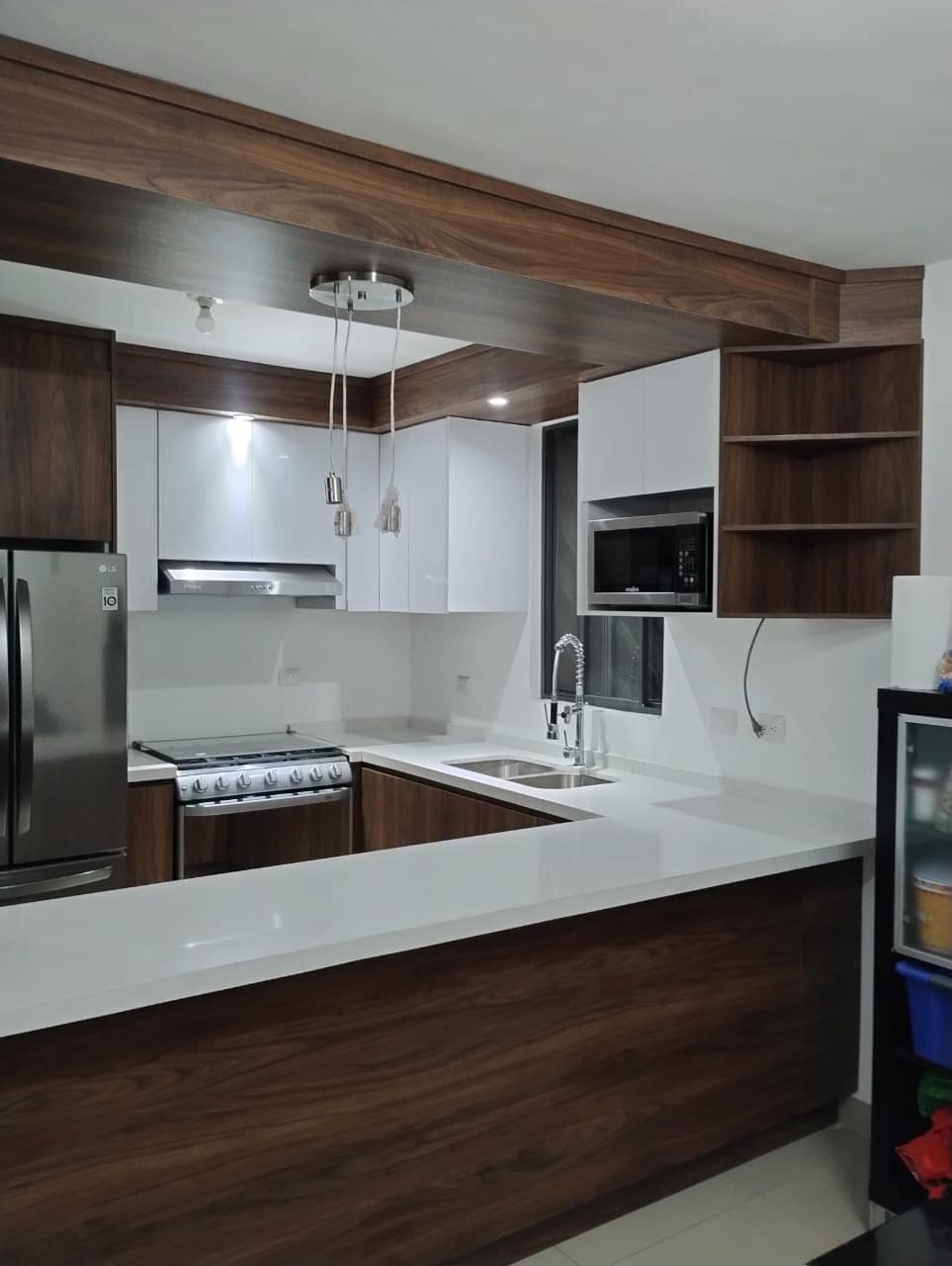 Cocina integral color blanco y café con diseño moderno