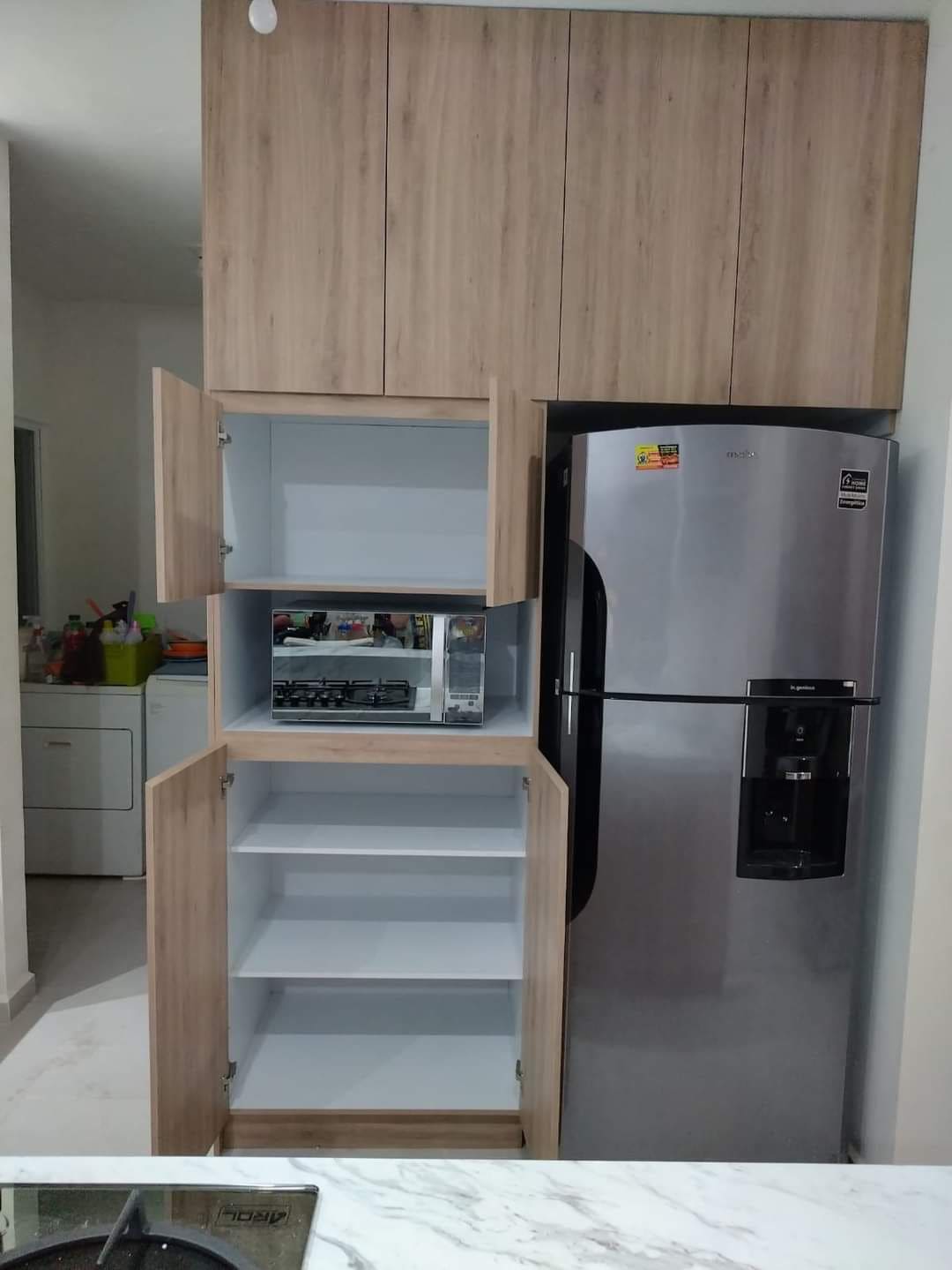 Closet tipo cocina en acabado beige moderno