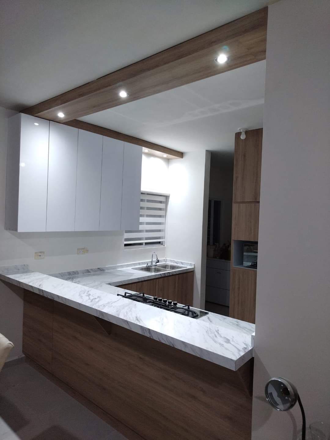 Cocina integral moderna color blanco y café en Monterrey